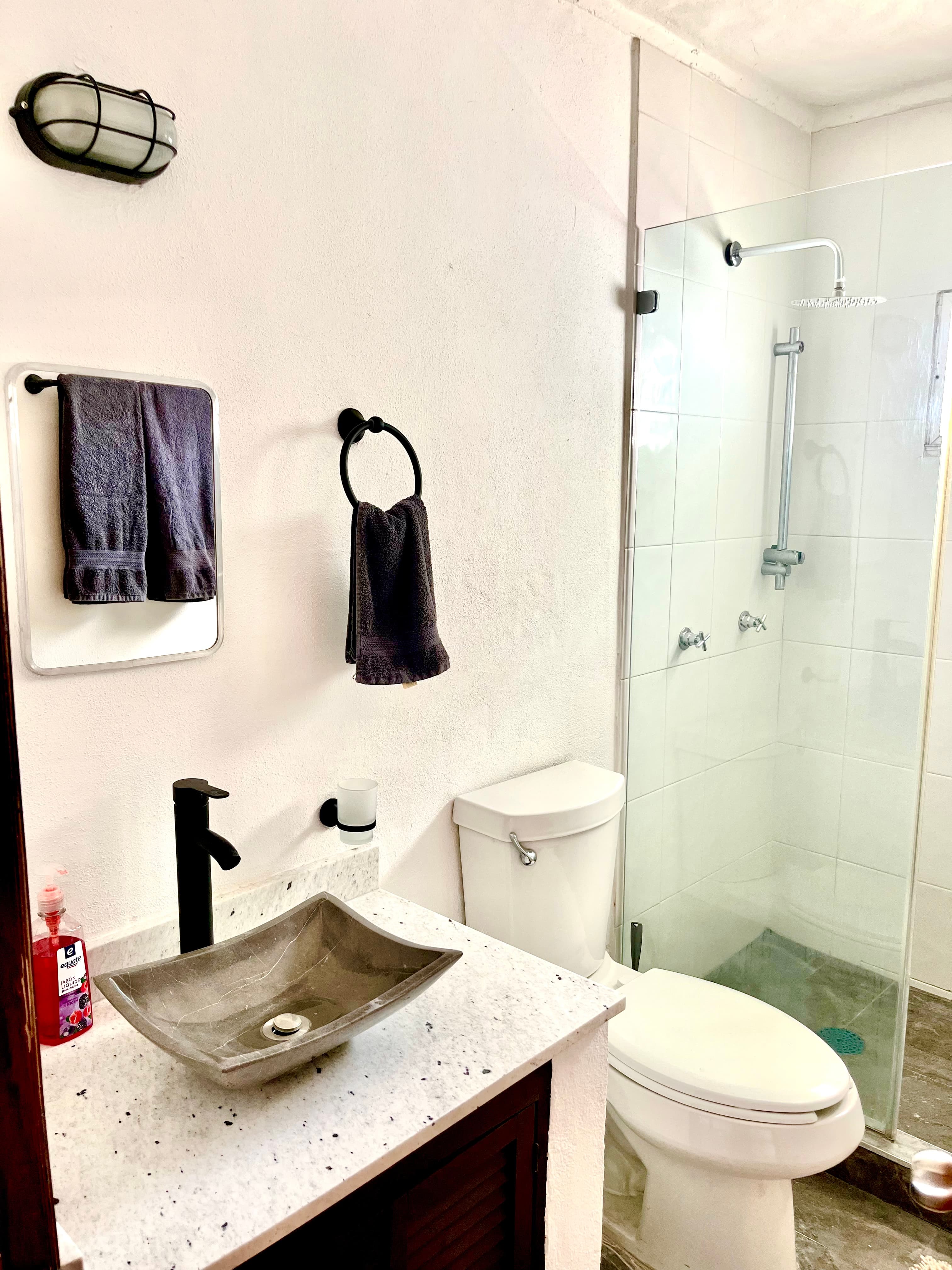 Main full bathroom at Mangos