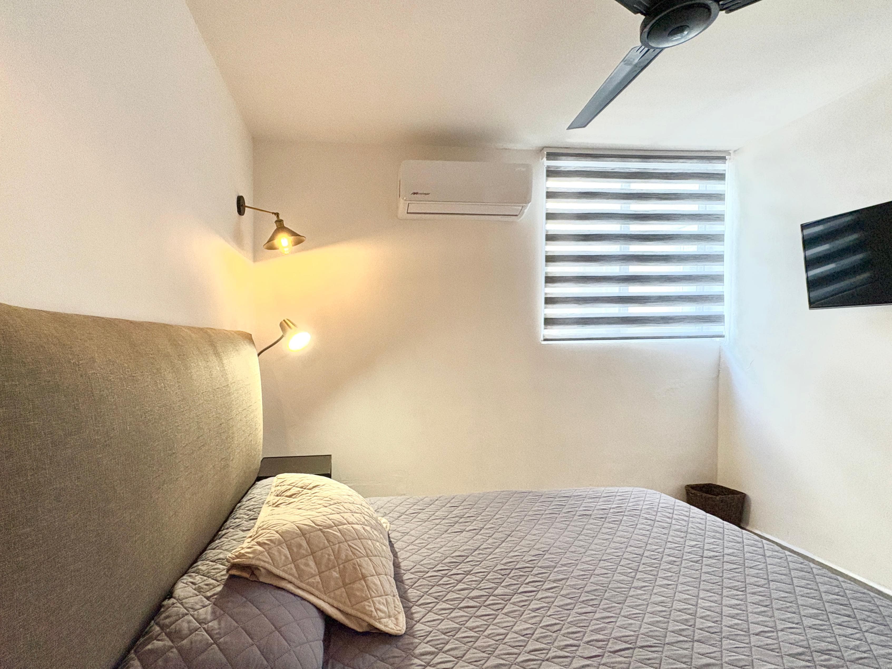 Bedroom with window, natural light, air conditioning, and ceiling fan at Versalles 828