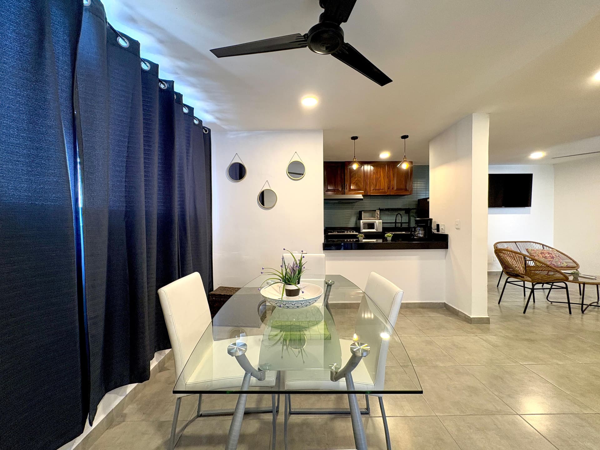 Primary view at Versalles 828