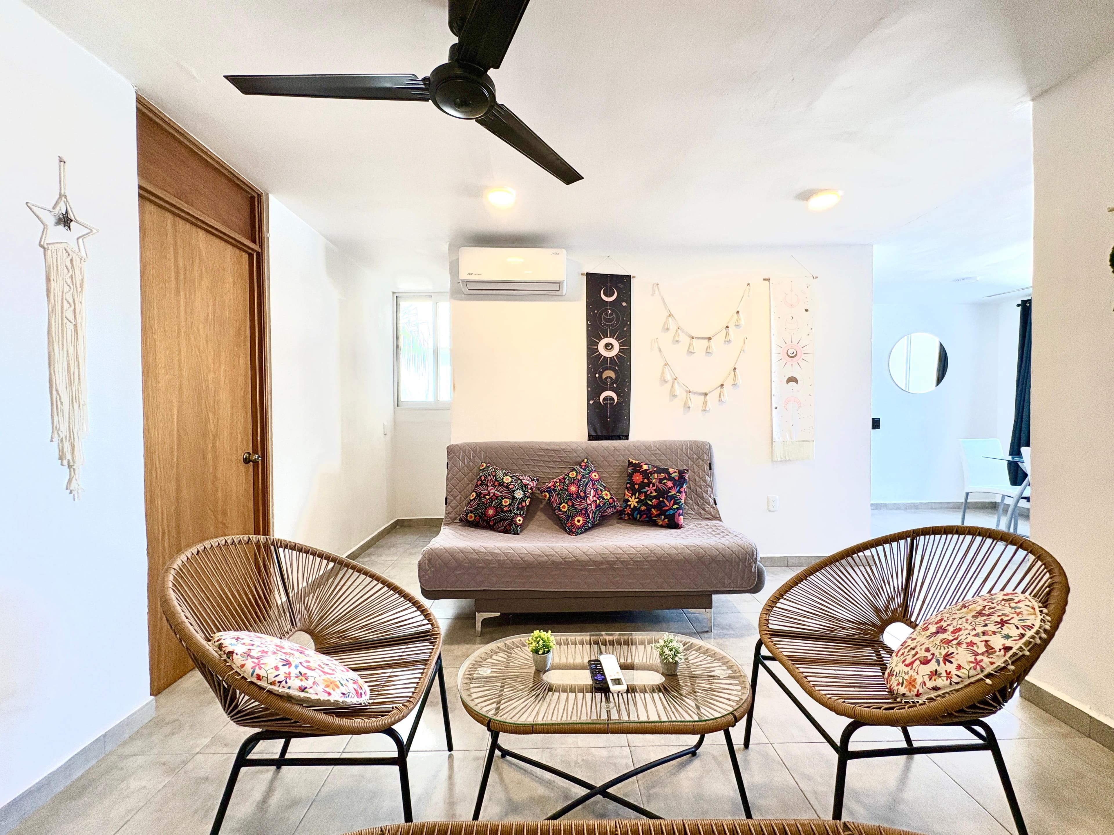 Living room and social area at Versalles 828