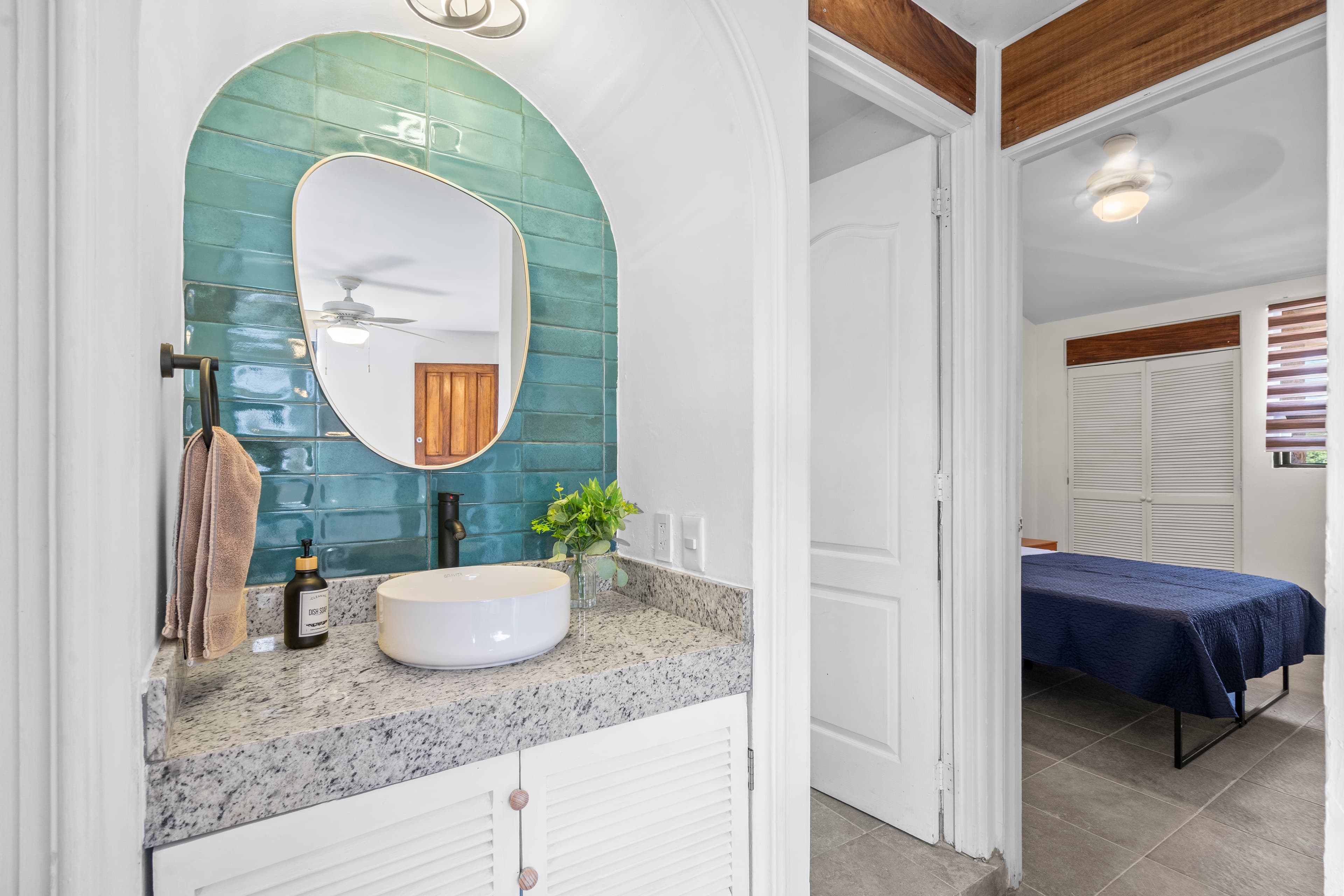 Bathroom at Versalles 837